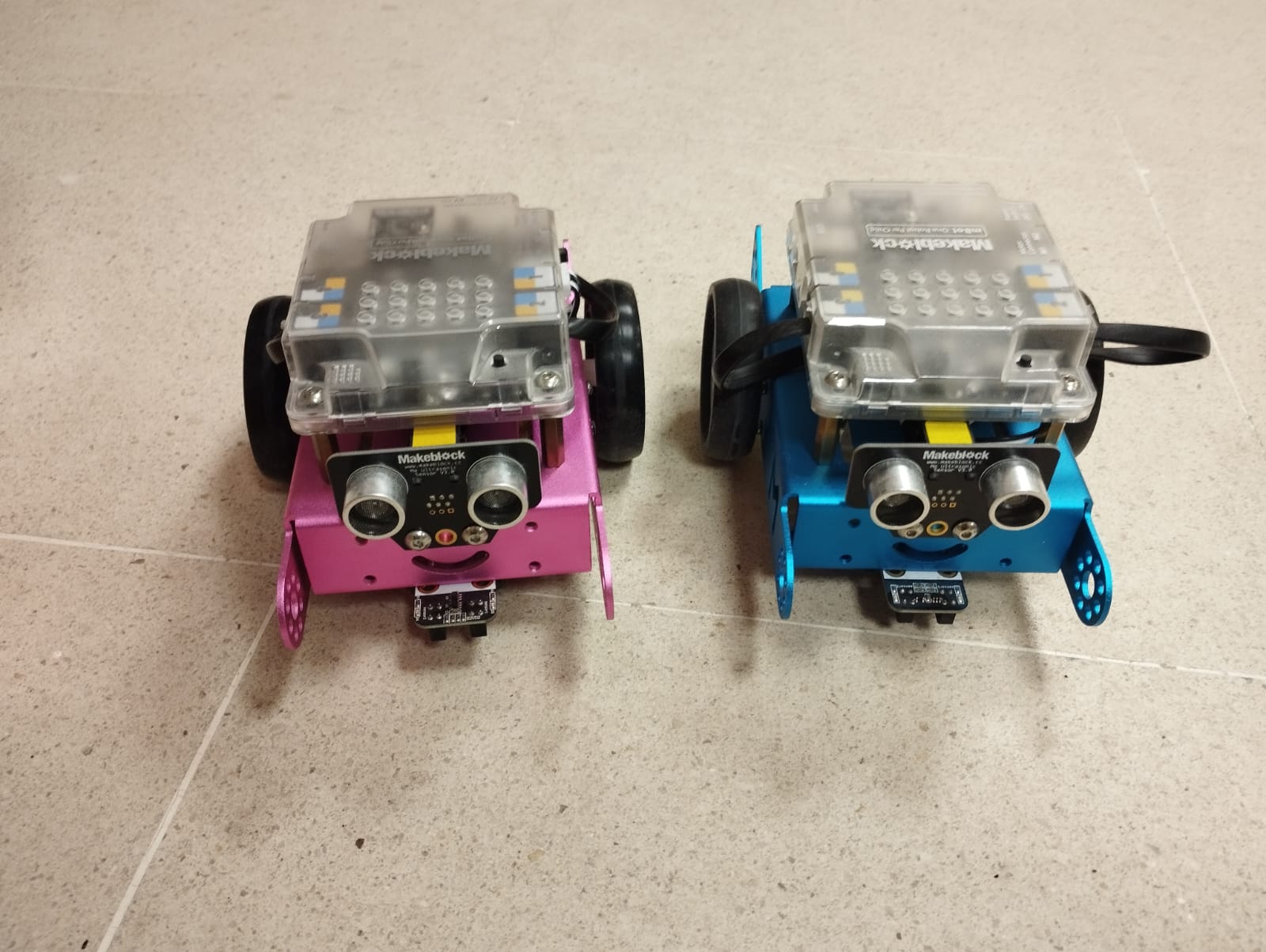 2 robots coche un de cor rosa e un de cor azul
